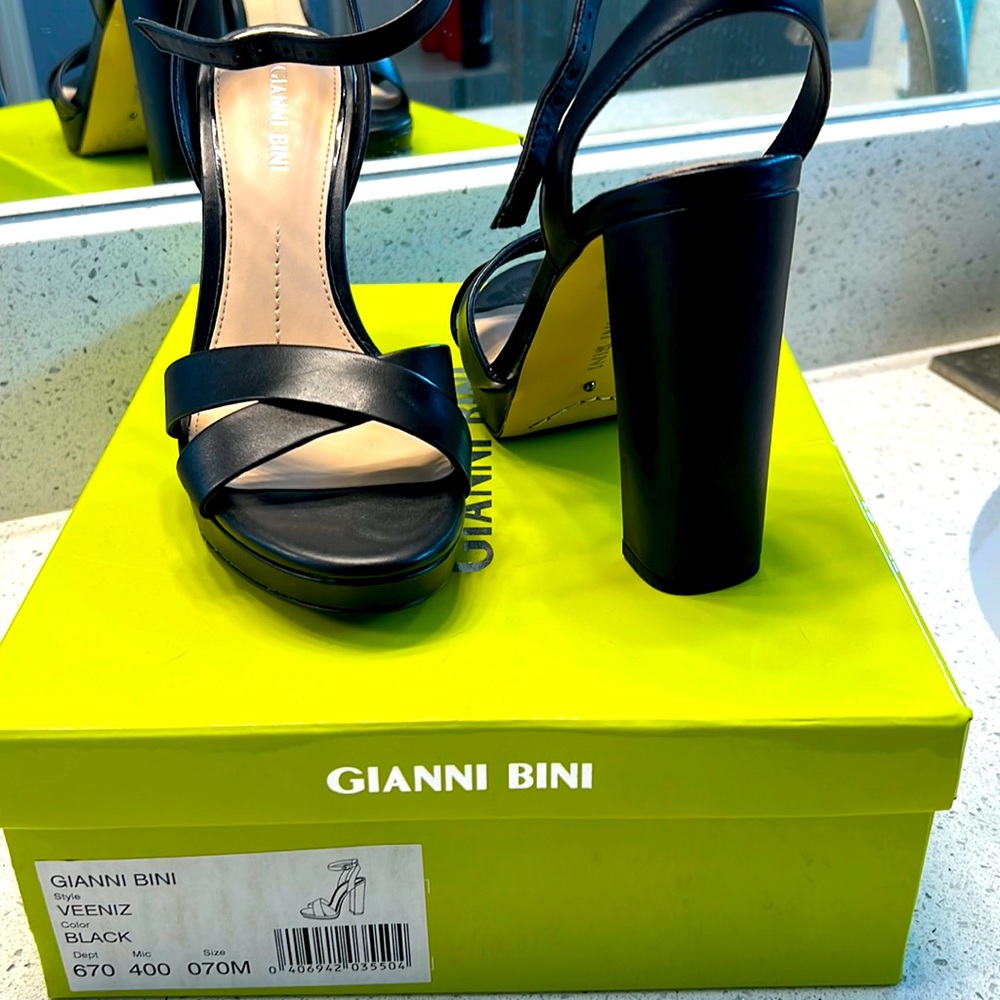 Gianni Bini, black VEENIZ chunky 4” heel